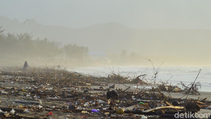 Pantai Cikidang Pangandaran dipenuhi sampah