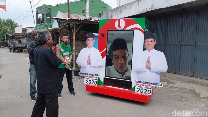 Paslon Muhammad Sulhan Fauzi (Oji) dan adik ipar Gubernur Jawa Tengah, Ganjar Pranowo, Zaini Makarim Supriyatno (Jeni) kampanye Pilkada Purbalingga secara virtual, Rabu (14/10/2020).