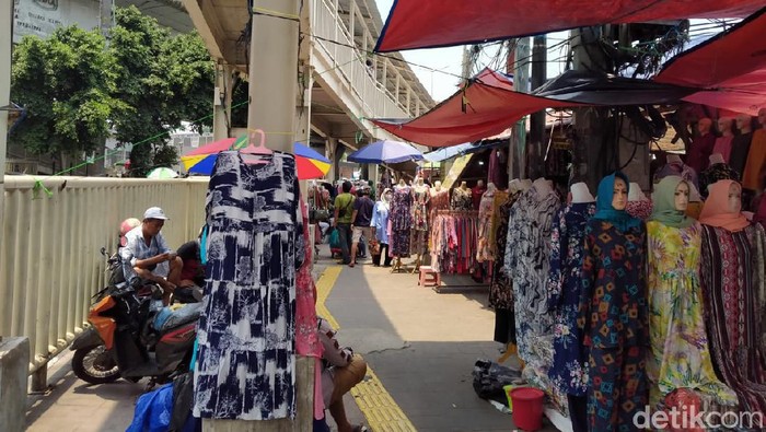 Pedagang Jatibaru masih berjualan.