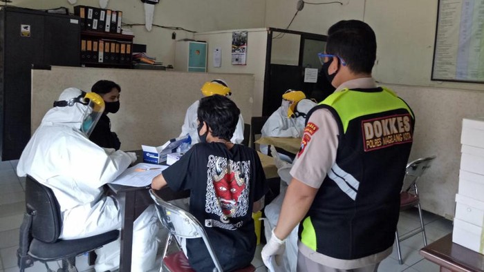 Pelajar yang diamankan akan ikut demo tolak omnibus law di Kota Magelang menjalani rapid test, Selasa (13/10/2020).