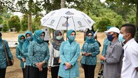 Apresiasi di berikan Istri Dirjen Polpum Kemendagri ini kepada PKK Kepri, berkat peran aktif dalam berbagai kegiatan yang memberikan contoh kepada masyarakat bagaimana pemanfaatan lahan untuk perkebunan.