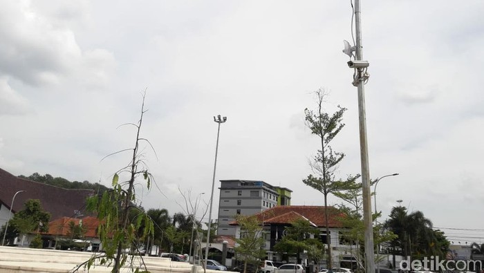 Pemkab Sumedang pasang CCTV untuk pantau protokol kesehatan di masyarakat.