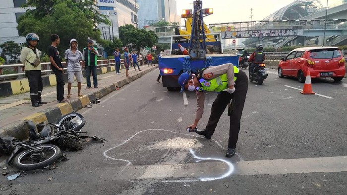 Pemotor Tewas Tertimpa Truk Muatan Hebel di Jalan MT Haryono