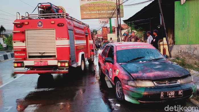 Penampakan mobil berstiker paslon 01 Klaten yang terbakar saat lampu merah, Rabu (14/10/2020).