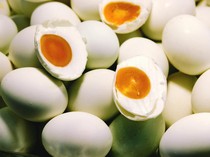 Jangan Salah Pilih! Ini 5 Tips Memilih Telur Asin yang Segar