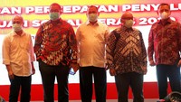 Dirjen Pemberdayaan Sosial Kementerian Sosial Edi Suharto, Direktur Operasional dan Pelayanan Publik Perum Bulog Triyana, Sekjen Kemensos Hartono Laras, Irjen Kemensos Dadang Iskandar, dan Dirjen Limjasos Pepen Nazaruddin hadir dalam acara evaluasi dan percepatan penyaluran bantuan beras di Jakarta, Rabu (14/10/2020). 