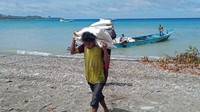 Petugas menyalurkan bansos beras di Maluku.