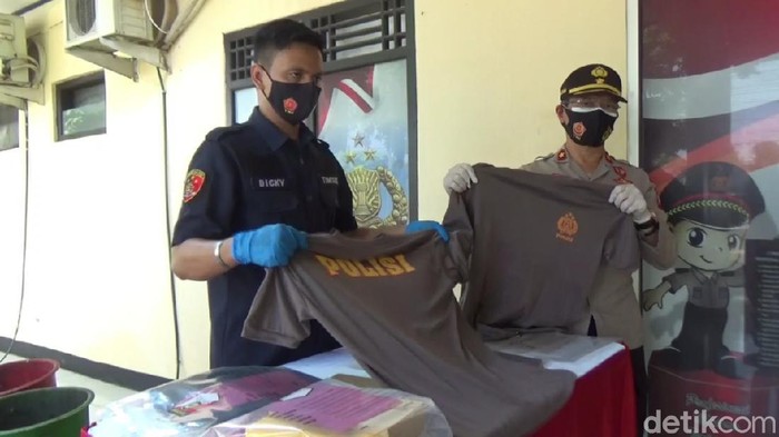 Petugas perlihatkan baju yang dikenakan polisi gadungan di Purwakarta.