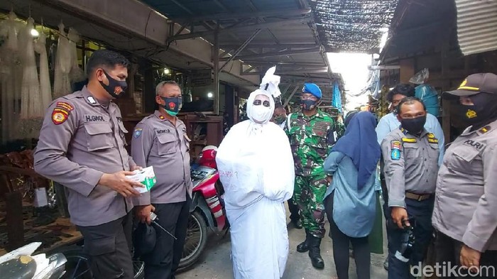 Pocong bermasker keliling pasar di Samarinda