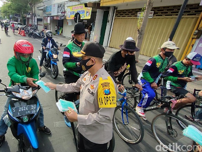 Polisi Bagikan Masker Dan Imbauan Patuhi Rambu Lalin