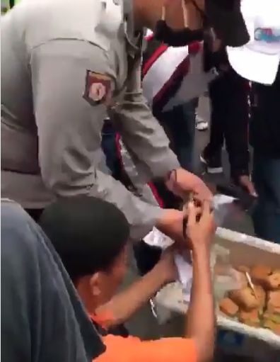 Bikin Adem! Polisi Borong Gorengan untuk Dibagikan ke Demonstran Omnibus Law