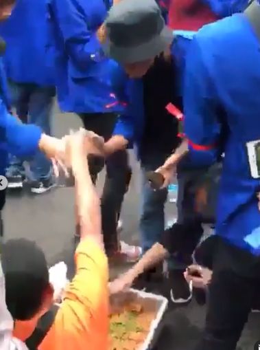 Bikin Adem! Polisi Borong Gorengan untuk Dibagikan ke Demonstran Omnibus Law