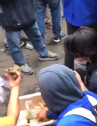Bikin Adem! Polisi Borong Gorengan untuk Dibagikan ke Demonstran Omnibus Law