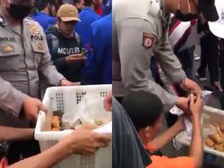 Bikin Adem! Polisi Borong Gorengan untuk Dibagikan ke Demonstran Omnibus Law