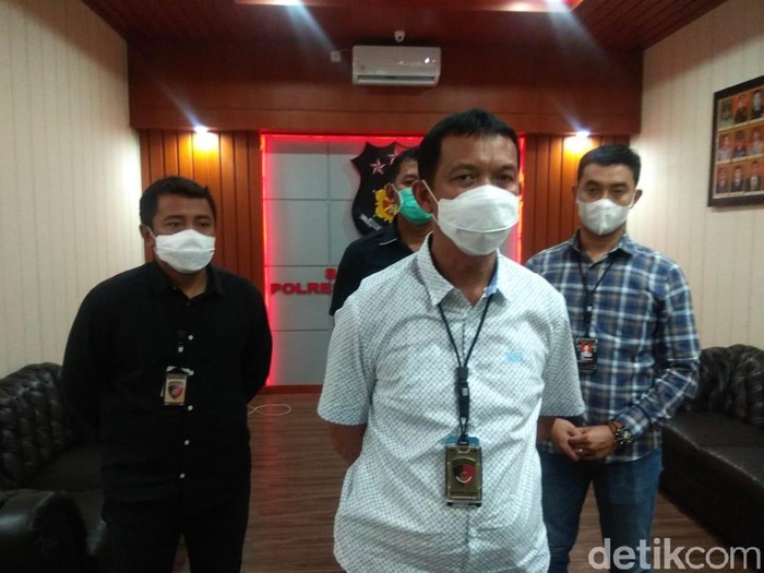 Istri pasien yang melumurkan kotoran ke tiga petugas Satgas COVID-19 Puskesmas Sememi, sudah ditetapkan sebagai tersangka. Ia akan diperiksa kembali.