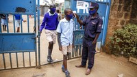 Mereka kembali masuk sekolah setika sebagian sekolah dibuka kembali di tengah pandemi COVID-19 di Kenya.  