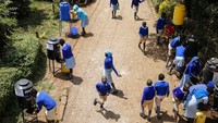 Para siswa mengaku antusias bisa kembali belajar tatap muka di sekolah setelah sekolah mereka ditutup sejak Maret lalu.  
