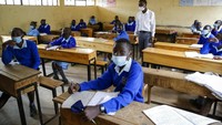 Para siswa kembali belajar dengan mematuhi protokol kesehatan seperti memakai masker dan menjaga jarak sosial.  