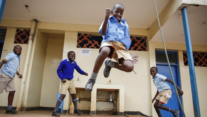 Potret Antusias Siswa Kenya Kembali ke Sekolah Schoolchildren joke around and play at the Olympic Primary School in Kibera, one of the capital Nairobi's poorest areas, in Kenya Monday, Oct. 12, 2020. Kenya partially re-opened schools on Monday to allow those students due for examinations which had been postponed to prepare, following a total closure of all educational institutions enacted since March to curb the spread of the coronavirus pandemic. (AP Photo/Brian Inganga)