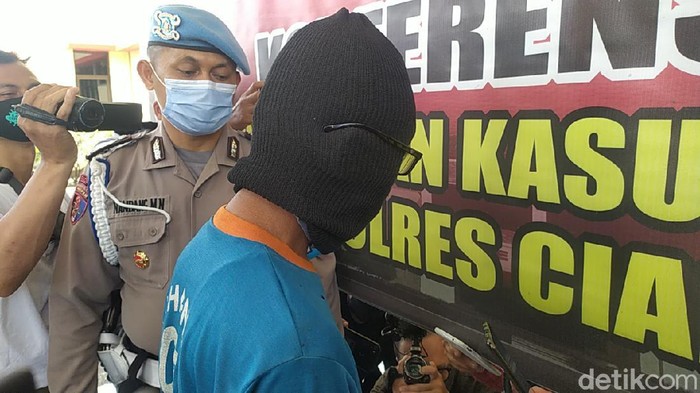 Pria Cianjur Rakit Bom Pipa