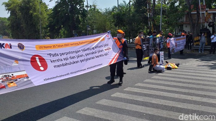 pt kai daop 8 surabaya