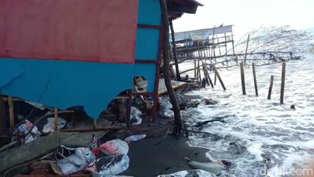 Puluhan warung di Pantai Batam Sari Tegal rusak dihantam ombak, Rabu (14/10/2020).
