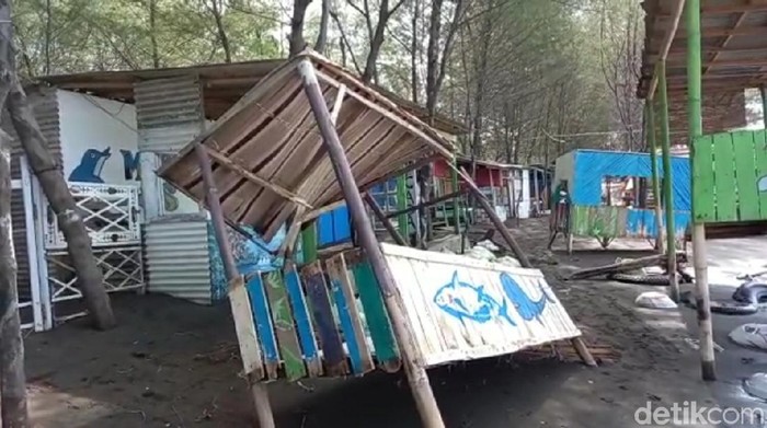 Puluhan warung di Pantai Batam Sari Tegal rusak dihantam ombak, Rabu (14/10/2020).
