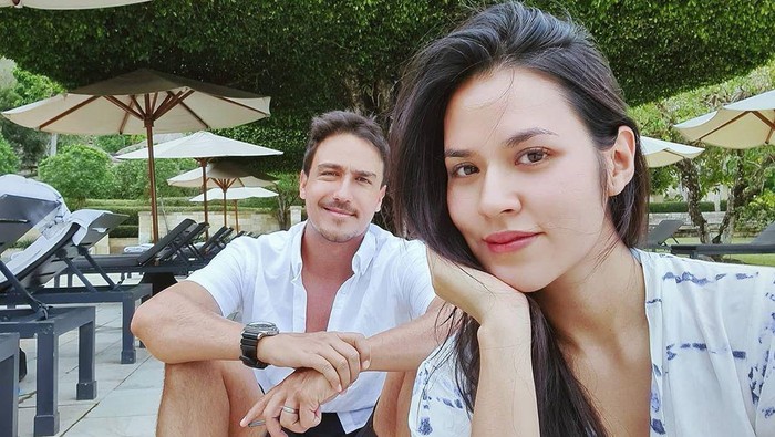 Raisa dan suami.