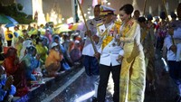 Anon Numpa, seorang aktivis terkemuka dan salah satu tokoh kunci yang menuntut reformasi kerajaan, mendesak orang-orang yang berkumpul di Monumen Demokrasi ibu kota untuk tetap tenang dan hormat, dengan iring-iringan mobil yang membawa Raja dan Ratu dijadwalkan lewat pada sore hari. AP Photo/Wason Wanichakorn  