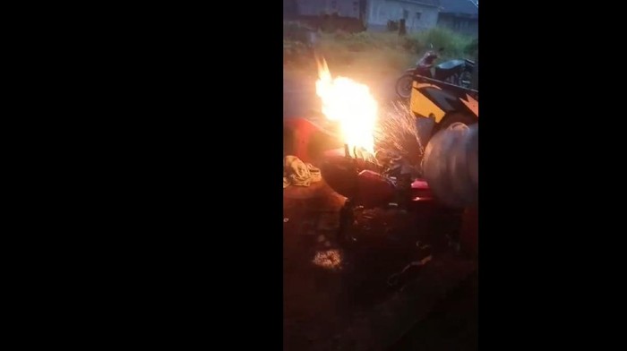 Sebuah motor terbakar di bengkel las Tasikmalaya
