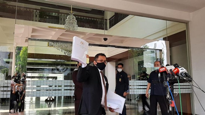 Sekjen DPR Indra Iskandar menyetor naskah final UU Cipta Kerja ke Setneg