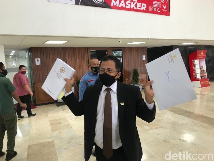 Sekjen DPR Indra Iskandar menyetor naskah final UU Cipta Kerja ke Setneg