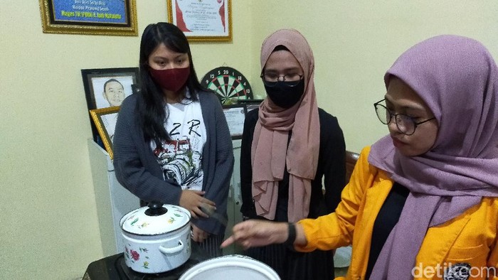 Siswa SMA 20 Makassar bersama mahasiswa KKN UNM Makassar mengolah miras ballo jadi parfum dan minuman sehat (Ibnu Munsir-detikcom).