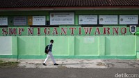 Kepala Dinas Pendidikan Kabupaten Klaten, Wardani Sugiyanto menyampaikan, terdapat 5 SMP Negeri di Kabupaten Klaten yang diperbolehkan untuk menyelenggarakan kegiatan belajar mengajar secara tatap muka.
