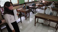 Para guru yang mengajar juga menerapkan protokol kesehatan seperti memakai masker.