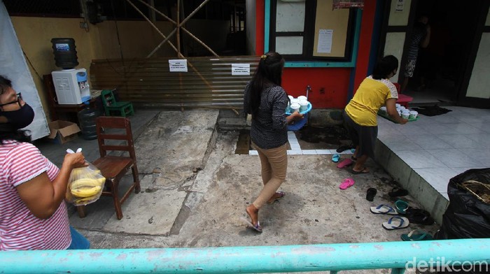 Sejumlah warga Gandekan, Surakarta, bergotong-royong memasak makanan bergizi untuk pasien OTG Corona yang sedang menjalani isolasi mandiri.