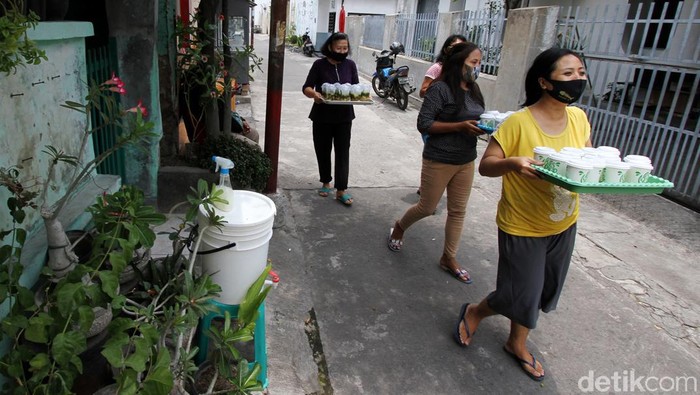 Sejumlah warga Gandekan, Surakarta, bergotong-royong memasak makanan bergizi untuk pasien OTG Corona yang sedang menjalani isolasi mandiri.