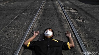 Sosialisasi Keselamatan Perlintasan KA lewat Aksi Teatrikal