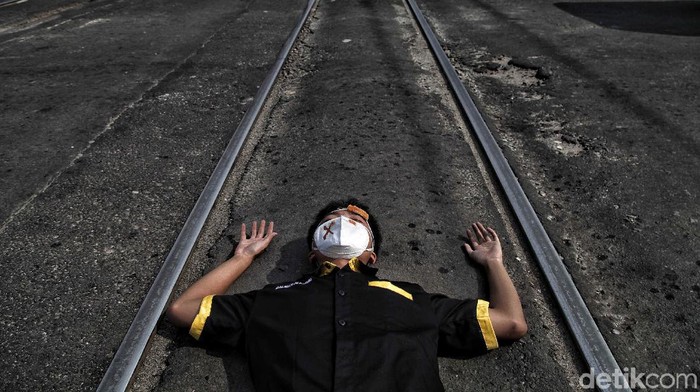 Komunitas yang tergabung dalam Pecinta Kereta Api bersama karyawan KAI melakukan  aksi teatrikal dan sosialisasi tentang Keselamatan Perlintasan Kereta Api.