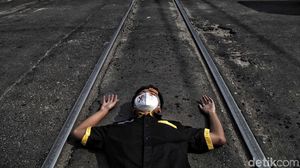 Sosialisasi Keselamatan Perlintasan KA lewat Aksi Teatrikal