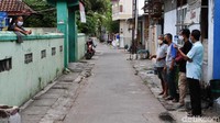 Beberapa keluarga dan kerabat sempat berinteraksi dengan pasien dengan menjaga jarak.