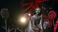 Tentu saja hantu-hantu itu bukan hantu betulan, melainkan diperankan oleh para pegawai Hopi Hori, semata-mata memberikan sedikit hiburan di masa pandemi seperti sekarang. (Carla Carniel/AP)
