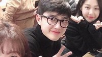 Pria 27 tahun ini juga doyan makan daging. Sepertinya D.O hendak makan BBQ ala Korea. Di depannya sudah siap sepiring penuh irisan daging sapi.  Foto: instagram @kyungsoosofficial