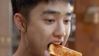 Hap! Sepotong roti tawar dengan olesan selai siap disantap. Foto yang diambil secara candid ini memperlihatkan wajah D.O dari dekat. Foto: instagram @kyungsoosofficial