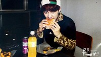 Posenya saat makan roti ini bikin para fans histeris. Sambil makan, ia juga memilih sebotol minuman rasa buah.  Foto: instagram @kyungsoosofficial