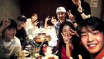Tampannya Kyung-soo Saat Makan Ayam Goreng Pedas dan Roti Manis