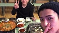 Makan malam seru bersama teman-teman juga jadi agenda rutin  D.O. Lihat saja senyumnya yang mengembang saat tahu kalau di depannya sudah siap makanan lezat. Foto: instagram @kyungsoosofficial