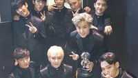 Merayakan debut bersama teman-teman boybandnya, D.O berpose dengan sebuah cake. Cake simpel berlapis cokelat yang menambah kemeriahan momen.  Foto: instagram @kyungsoosofficial