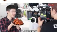 Pria yang lahir 12 Januari 1993 ini doyan banget makan ayam goreng Korea yang berlumur saus pedas. Sebelum makan, take video dulu nih.  Foto: instagram @kyungsoosofficial