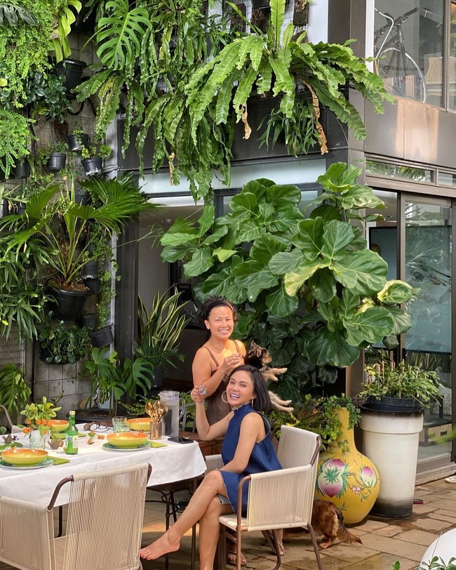 Rumah Yuni Shara kini juga ramai dihiasi dedaunan. Penyanyi itu pun mengoleksi tanaman monstera yang harganya tidak murah. Ini adalah salah satu sudut di rumahnya yang mungkin bisa jadi inspirasi menata tanaman. Foto: Instagram